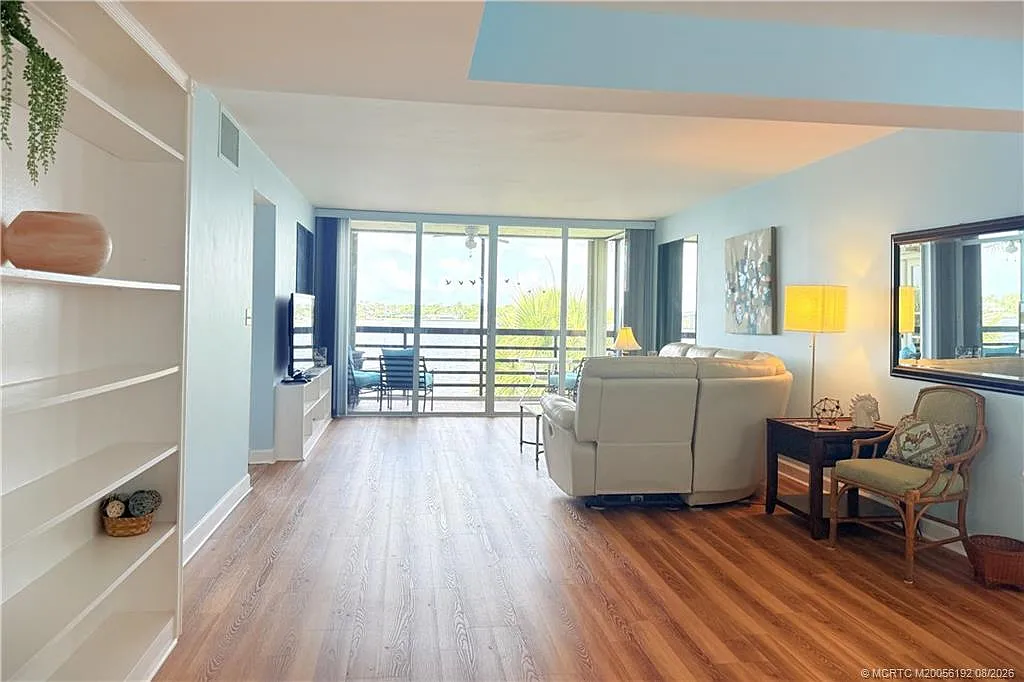 2 bed, 2.0 bath, 1294 sqft, $2,500 — Photo 3