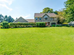 9 Bridgewood Dr, Fairport, NY 14450