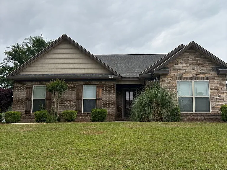 101 Avalon Ln — Photo 1