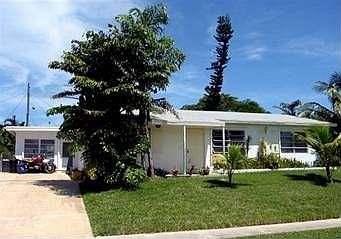 Driveway has room for 4-6 cars