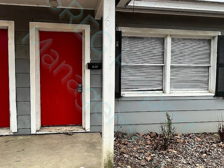 841 Watkins St — Photo 1