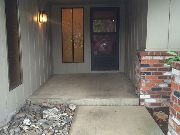Front door area with room for table n chairs