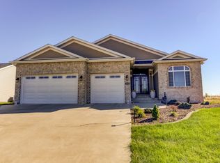 1010 Glacier Bear Dr, Chatham, IL 62629