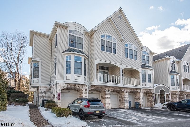 1st image of 301 Kensington Ln