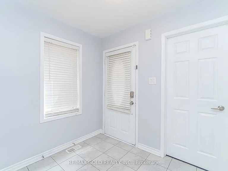 102 Leadenhall Rd — Photo 3