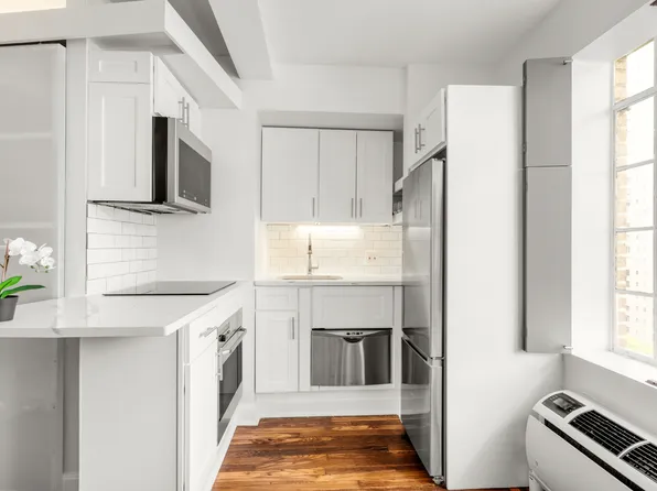 45 Tudor City Place image 3 of 9