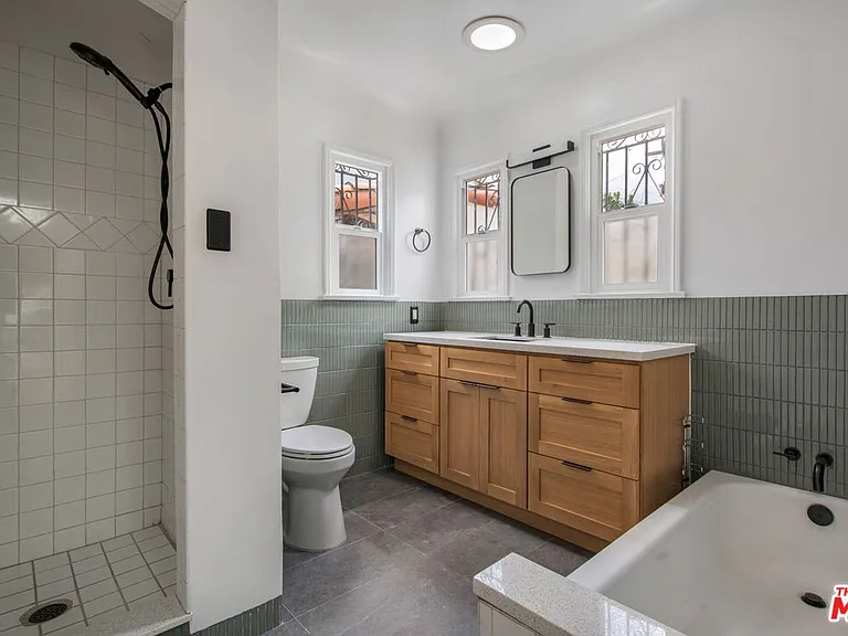 4126 S Bronson Ave — Photo 18