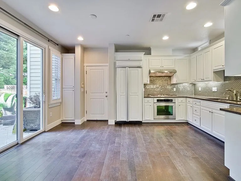 156 Linfield Dr — Photo 8