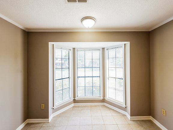 3rd image of 3903 Oak Ave