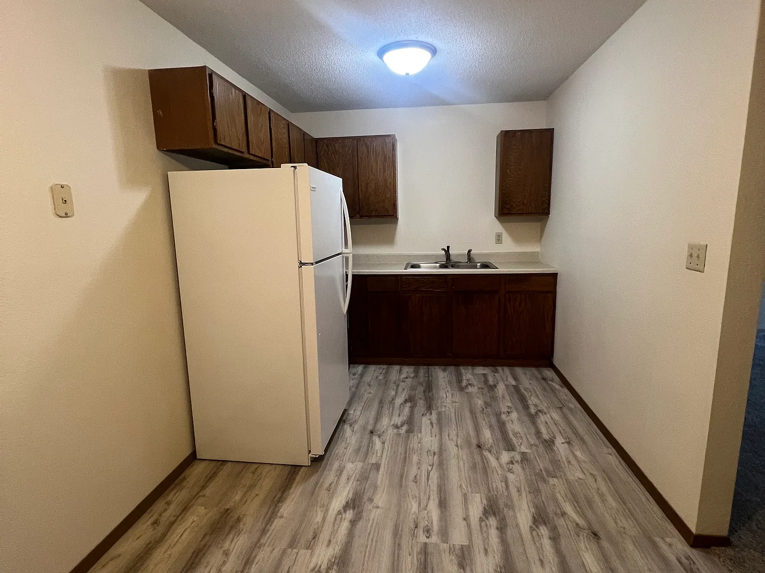 922 N Benton Dr — Photo 4