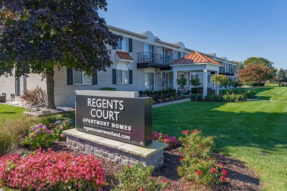 Regents Court Apartments — Photo 1