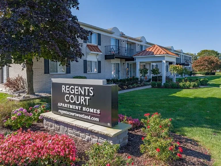 Regents Court Apartments — Photo 1