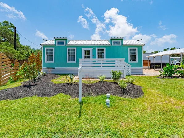 216 N 6th St, Fulton, TX 78358