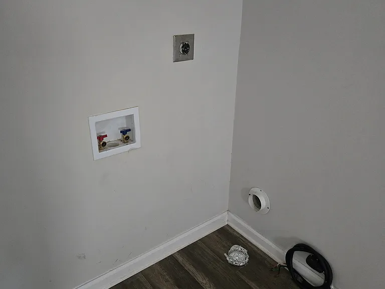 724 E 1st Ave — Photo 3