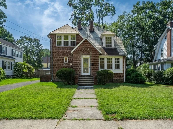 35 Bronson Ter, Springfield, MA 01108