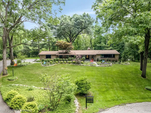 4962 Whispering Pine Ln, Bloomfield Hills, MI 48302