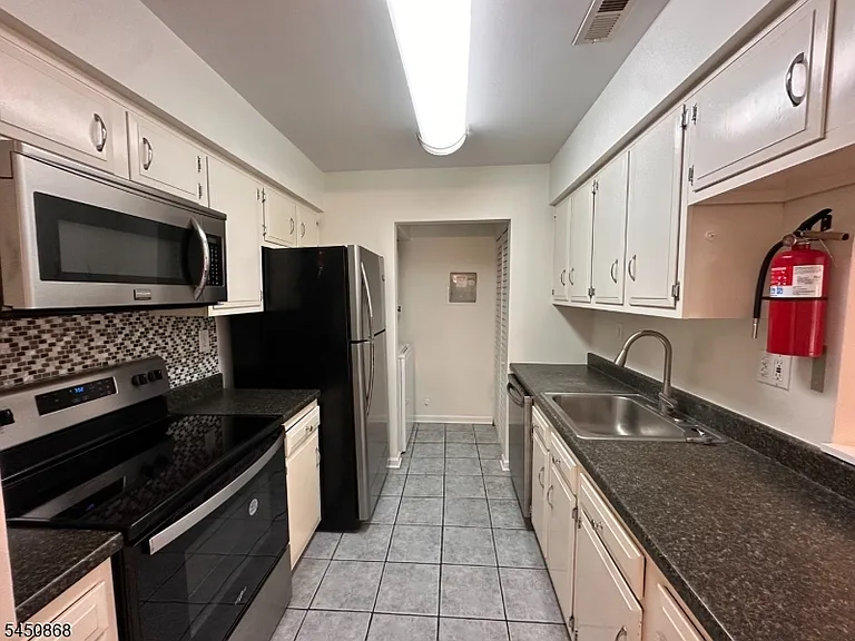 111 Almond Dr #111 — Photo 8