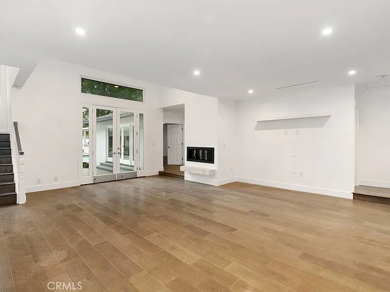 22904 Calvert St — Photo 23