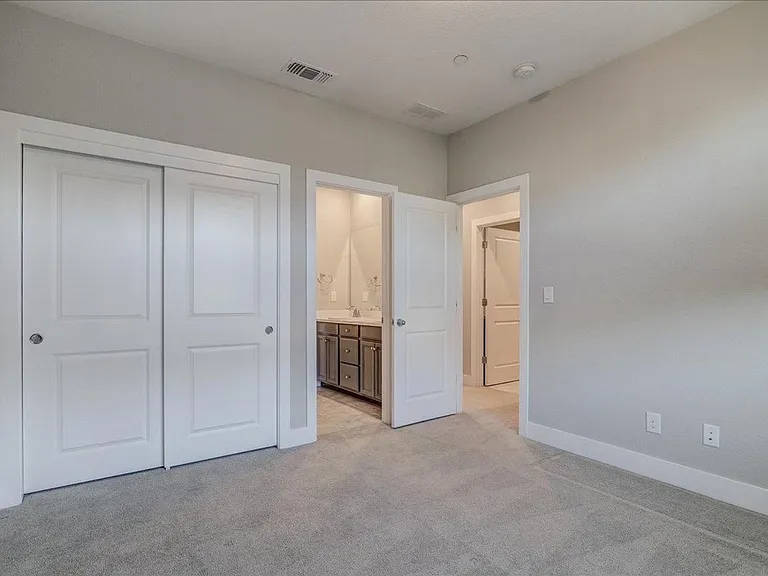 579 Honeysuckle Dr — Photo 4