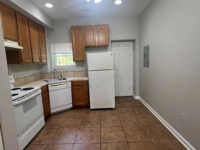 1408 W Franklin St — Photo 6