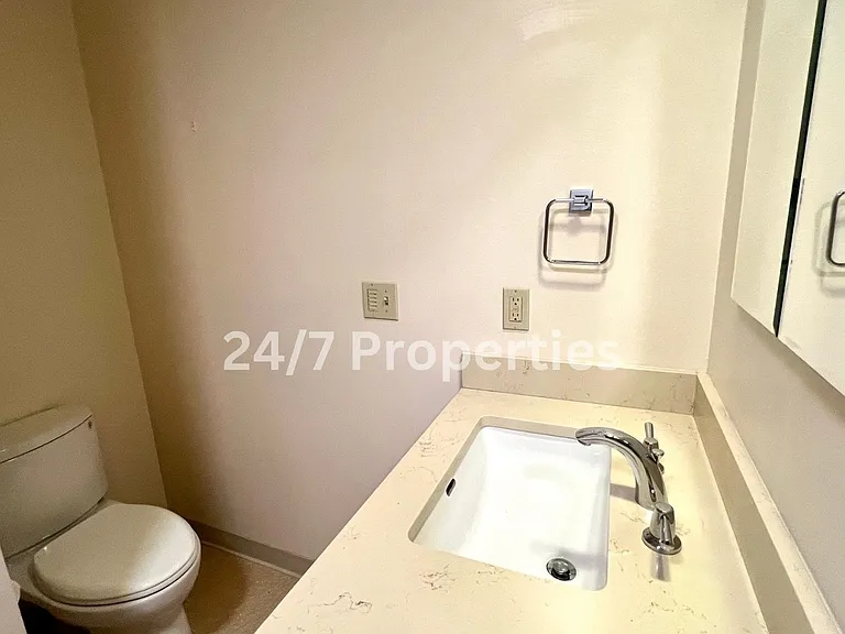 1111 SW Gaines St #6 — Photo 8