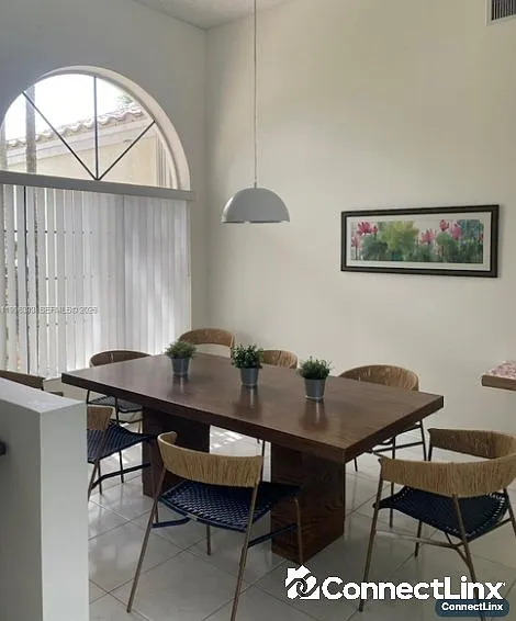 5 bed, 3.0 bath, 2554 sqft, $7,400 — Photo 4