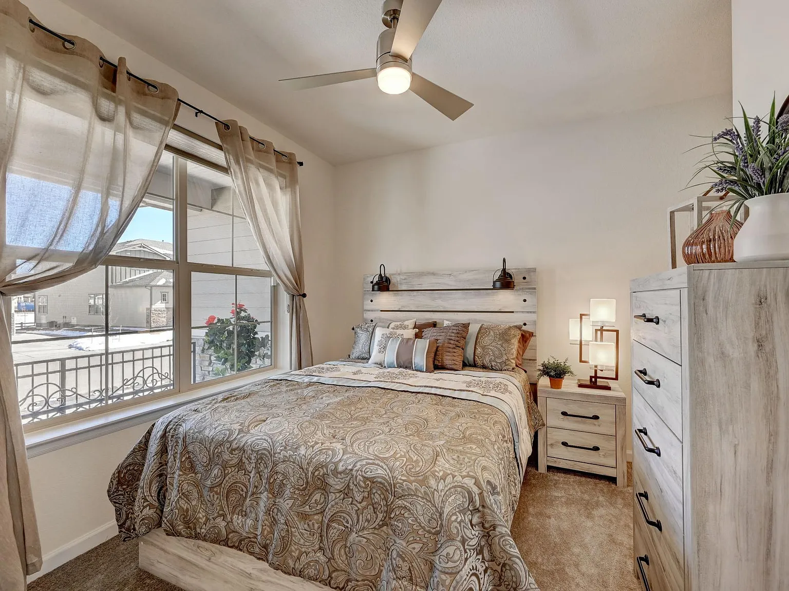 6 bed, 4.5 bath, 3640 sqft, $4,900 — Photo 4