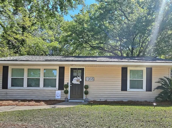 1203 Hawthorne Cir, Hanahan, SC 29410