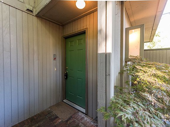4th image of 23955 NE Aldercrest Cir