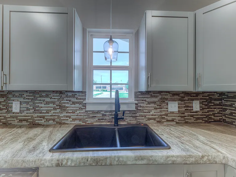 3923 N Lansing Ave — Photo 9