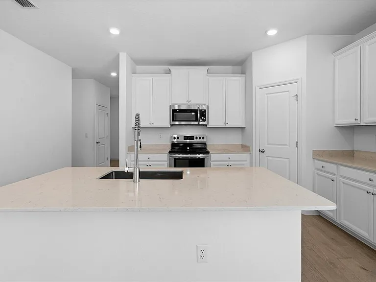 100 Lake Sinclair St — Photo 16