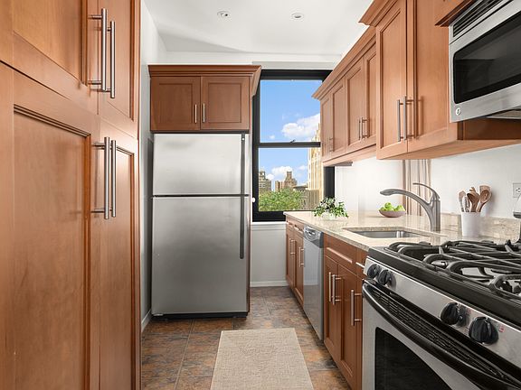 4th image of 250 Mercer St APT A702