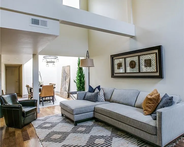 3215 Elizabeth St — Photo 2
