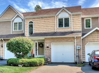 19 Edgefield Dr, Morris Plains, NJ 07950