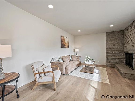 5th image of 940 Creighton St