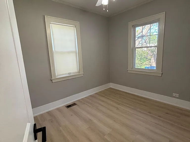 247 S Oakland Grv — Photo 20