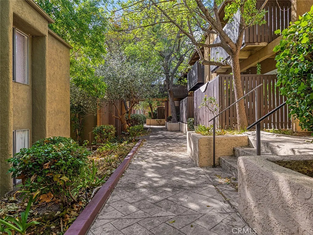 3 bed, 1030 sqft, $3,500 — Photo 2