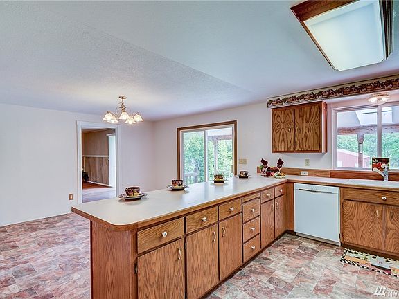 3rd image of 1962 Peacock Ln