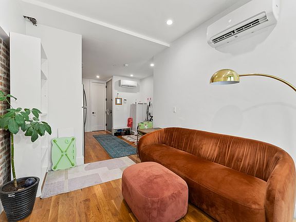 5th image of 315 Cornelia St #3