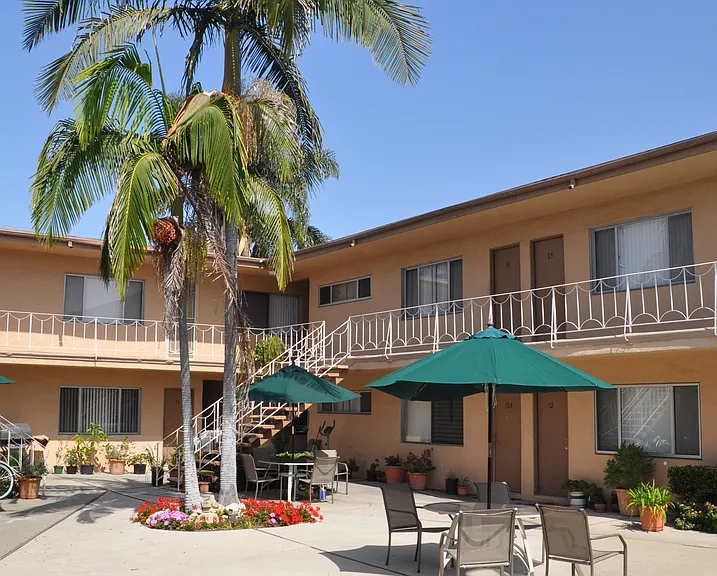 Royal Palms Apartments — Photo 12