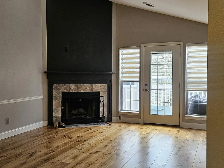 918 Harbor House Dr — Photo 3