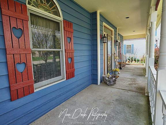 3rd image of 17665 W Julie Ln