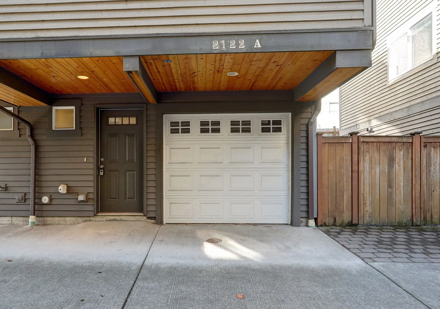 Northgate 3 Bedroom Townhouse in the Perfect Location! — Photo 2