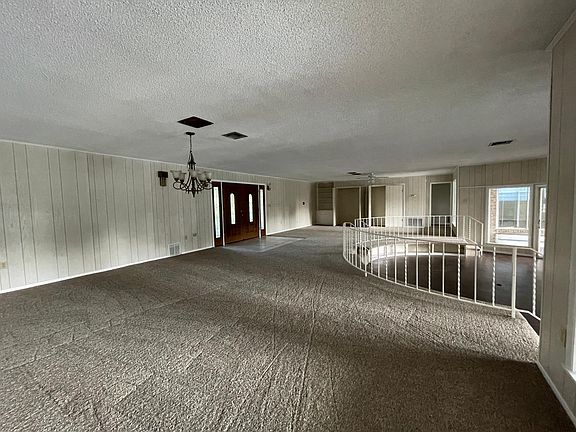 4th image of 321 East Ln