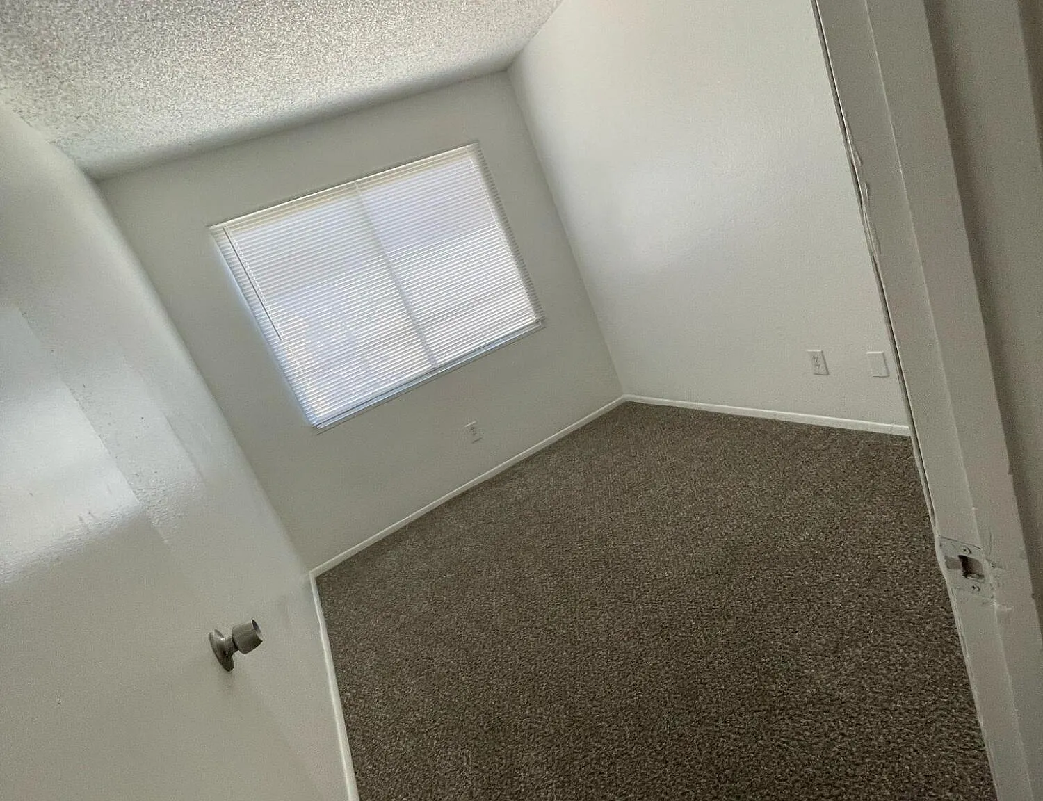 3 bed, 1.0 bath, 1008 sqft, $1,700 — Photo 3
