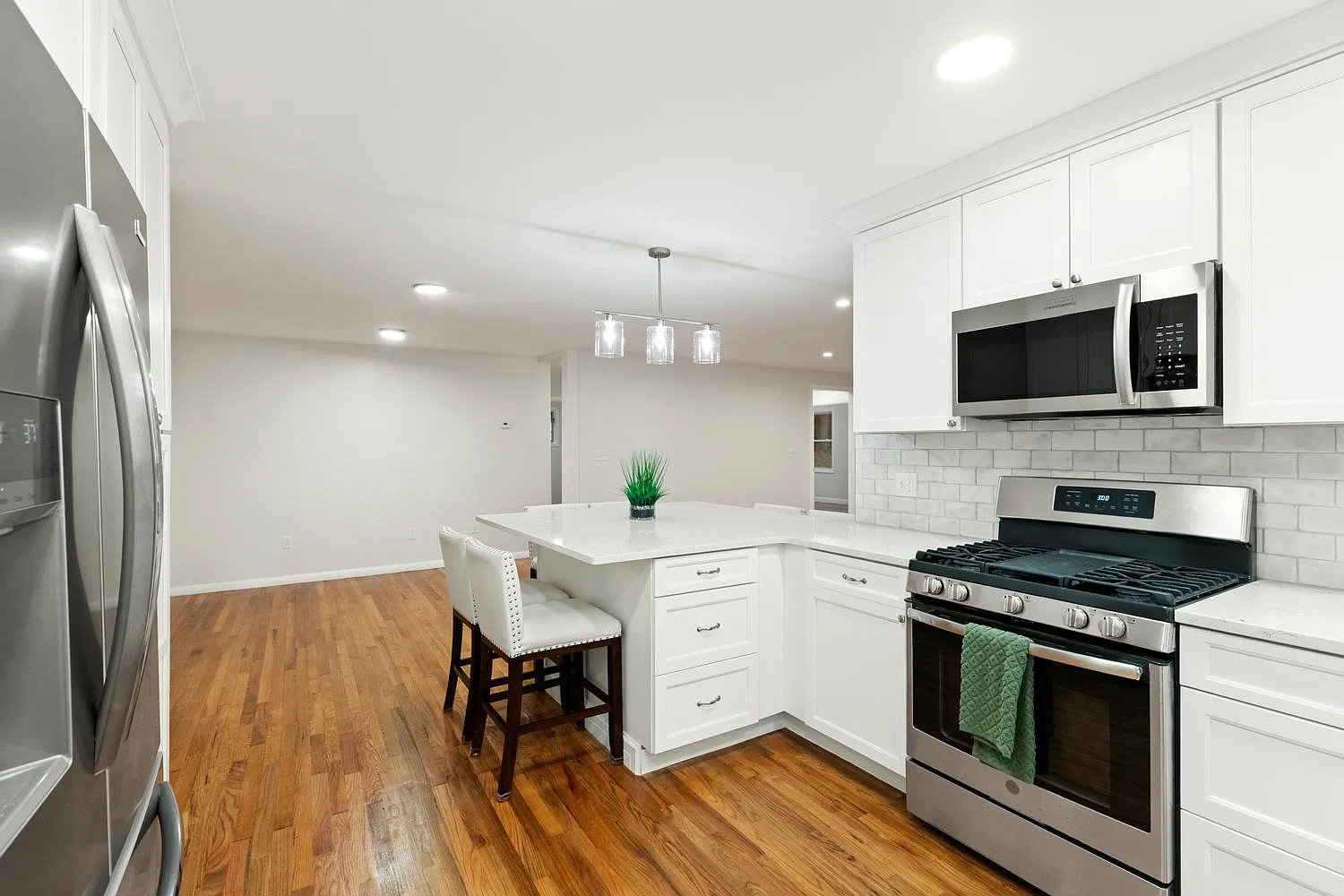 4 bed, 2200 sqft, $6,900 — Photo 2