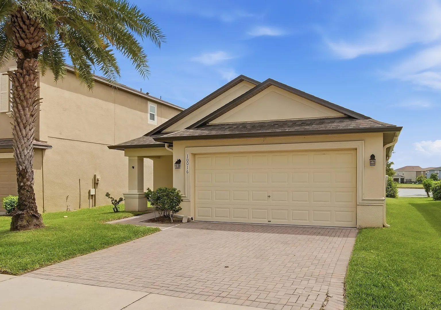 Beautiful 3 bedroom/2bath/2 car garage with oversized backyard on a beautiful pond with lots of c... — Photo 3