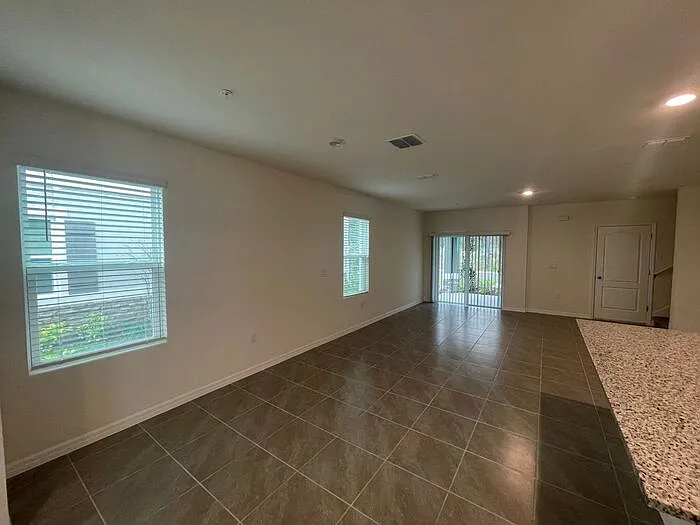 3 bed, 2.5 bath, 1816 sqft, $2,155 — Photo 2