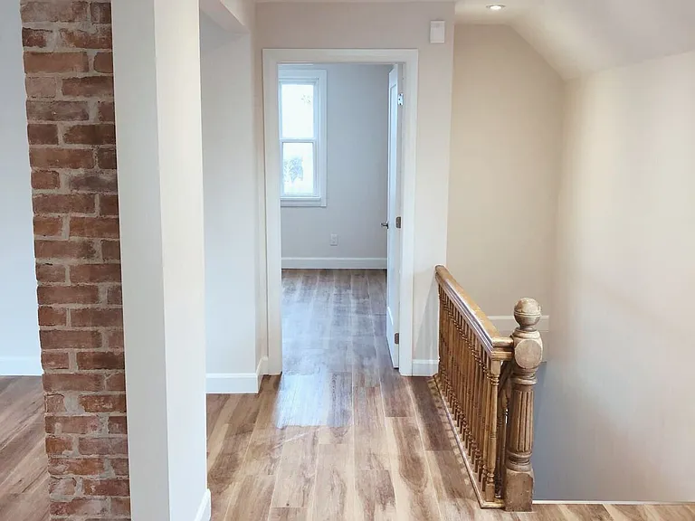 61 Phipps St #UPPER — Photo 3