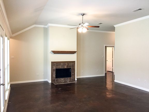 3rd image of 640 Park Ln